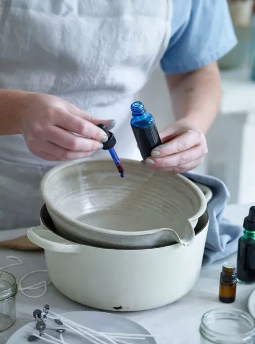 طريقة عمل الشموع المعطرة بالمنزل بالخطوات والصور طريقة عمل الشموع المعطرة بالمنزل بالخطوات والصور