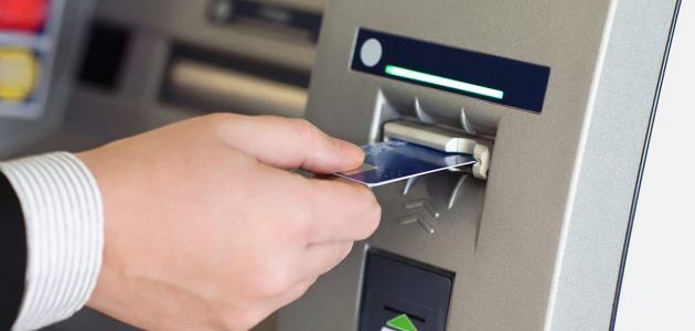 شرح خطوات السحب من ماكينة الصراف الآلي بالصور كيف تسحب من ماكينة الصراف الآلي بالخطوات
