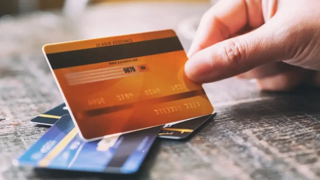 الفرق بين البطاقة الذهبية والبلاتينية ومميزاتها وعيوبها الفرق بين البطاقة الذهبية والبلاتينية ومميزاتها وعيوبها