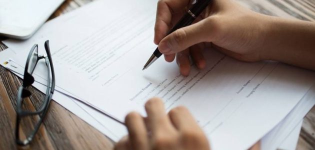 كيف اتاكد من صحة عقد العمل في الامارات؟.. "الموارد البشرية" تجيب التأكد من صحة عقد العمل في الإمارات
