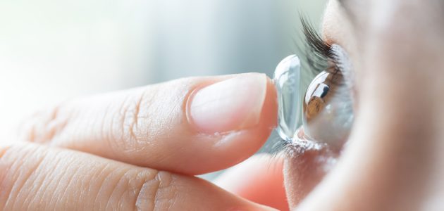 خطوات ونصائح لبس العدسات لأول مرة بطريقة سهلة لبس العدسات لأول مرة