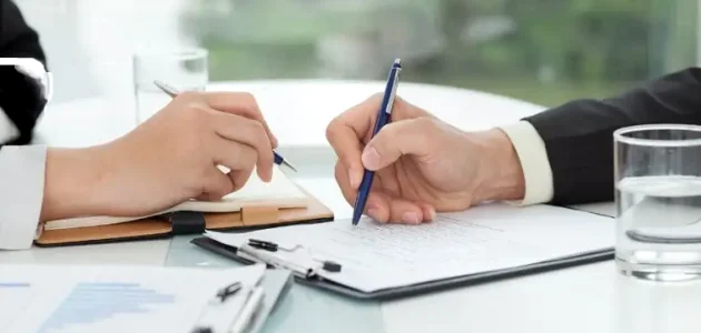 التعويض عن فسخ عقد العمل غير محدد المدة في الإمارات التعويض عن فسخ عقد العمل