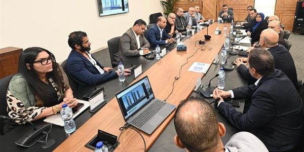 وزير الإسكان يستعرض مع شركة HDB تفاصيل مبيعات وتسويق المشروعات في المدن الجديدة